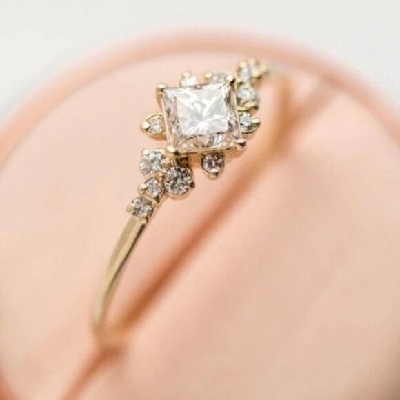 NEW 18K YELLOW GOLD DIAMOND PRINCESS RING, CUTE RING, SHINY RING. - Picture 6 of 6